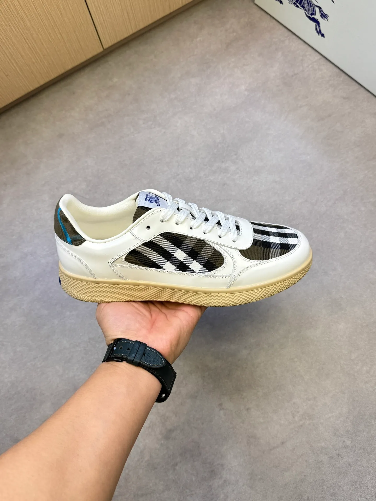 P400 [BURBERRY] Burberry casual sports sneakers - Upper: imported 🔝 open edge beaded calfskin, brand totem cloth, tongue brand cloth label - Inner: water-dyed cowhide - Outsole: ultra-light TPR rubber; two-color molded outsole - Super high quality control·Fine workmanship: highlighted (high-end, extravagance, grade) -Size: 38-44 (Male 45, can be customized)·BBR0372